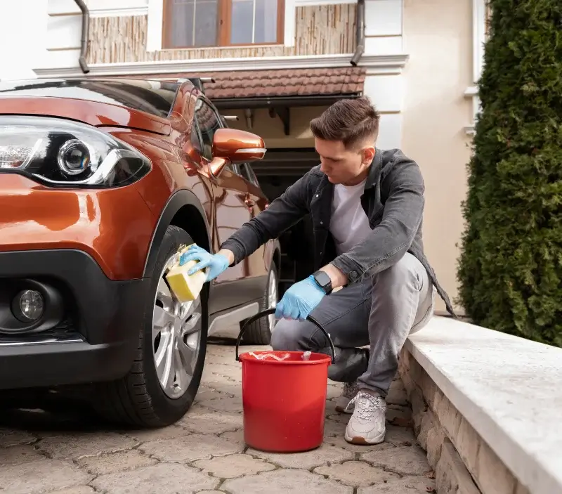 Lavage auto à domicile Thèreval : professionnel intervenant sur un véhicule